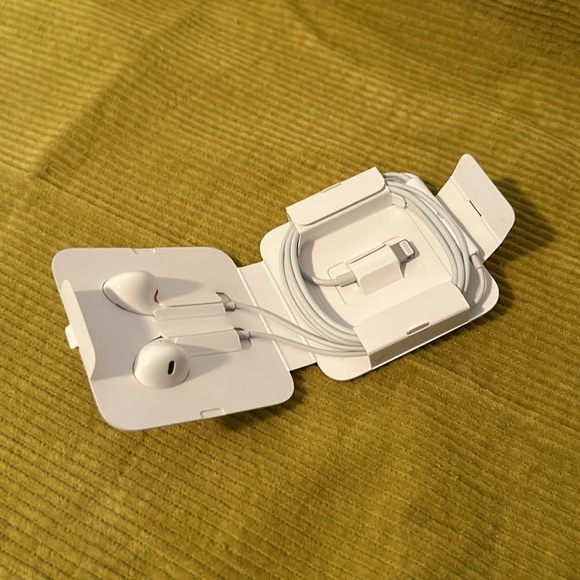 Apple EarPods (Lightning Connector) for iPhones, iPads, iPods - Picture 4 of 6